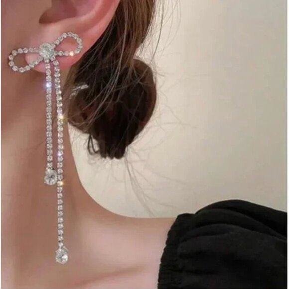 ⭐️❤️ FREE Bow Rhinestone Drop Tassel Fringe Classy Elegant Party Trendy Earrings - Picture 3 of 3